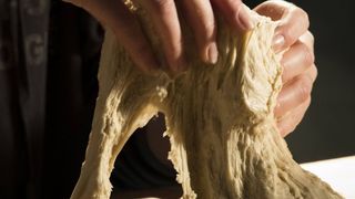 Ob Weihnachtsplätzchen oder Pizzateig – beim Backen bleiben häufig Teigreste an der Arbeitsplatte, an Schüsseln oder Knetelementen kleben. Das führt in Bäckereien zu Produktionsausfällen. (© Amadeus Bramsiepe/KIT, www.kit.edu)