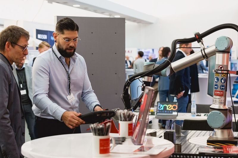Konstruktion meets Produktion: Während der Pausen fand in der gemeinsamen Ausstellung der beiden Foren reger Austausch statt.  (Bild: Stefan Bausewein/VCG)