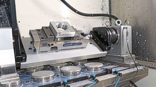 Der Schlüssel zu hoher Flexibilität und reduzierten Rüstzeiten: der ganz am rechten Rand des Maschinentisches montierte pL Lehmann CNC-Drehtisch EA520 (hier mit Spannbrücke rotofix), kombiniert mit Nullpunktspannsystemen von Schunk und Gressel.  (Bild: pL Lehmann)