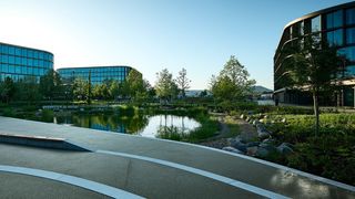 Unter anderem verfügt der Schwarz Digits Campus über ein hochwertiges Bepflanzungskonzept - die “grüne Mitte”. Fast die Hälfte des Geländes ist als Grünfläche ausgewiesen. (Bild: Schwarz Digits)