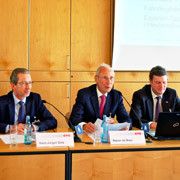 GTÜ holt weiter auf: GTÜ-Geschäftsführer Rainer de Biasi (Mitte) zog bei der AMI-Pressekonferenz zusammen mit Pressechef Hans-Jürgen Götz (li.) und Technikleiter Robert Köstler eine positive Bilanz für 2011.(Foto:  GTÜ)