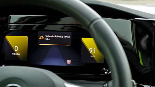 Bei den Versuchen warnte das System im Golf 8 andere Fahrzeuge vor einem am Straßenrand stehenden Pannenauto.(Bild:  ADAC/Ralph Wagner)