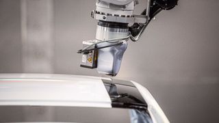 Die vom Roboter gezogenen Bahnen sind randscharf und ermöglichen so eine Lackierung ohne vorherige Maskierung. (Bild: Dürr)