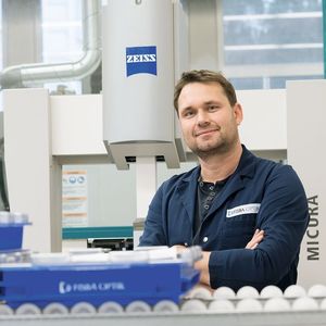 Der Leiter Vorbearbeitung und Mechanik ist stolz, dass sie mit Zeiss Micura auch die Entwicklungsabteilung unterstützen.