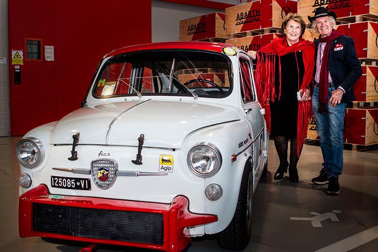 Hier posiert sie mit dem italienischen Rennfahrer Arturo Merzario an einem Fiat Abarth 1000. (Foto: FCA)