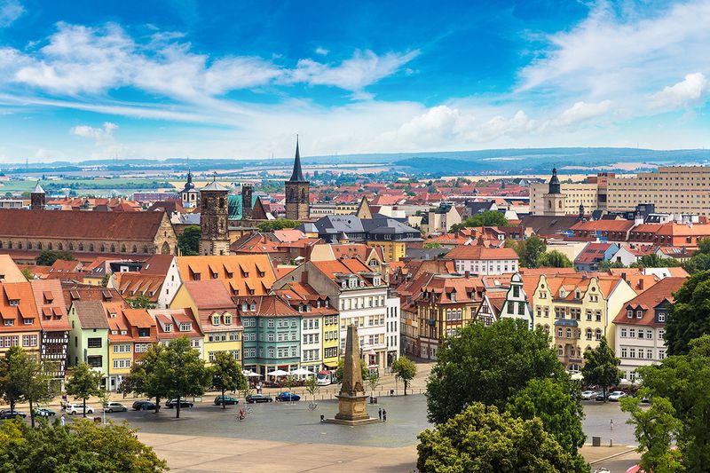 Thüringen: In Thüringen sind 29 Impfzentren geplant. Nach eigenen Angaben sollten ab 15. Dezember 2020 alle Impfzentren einsatzbereit sein. Die Kassenärztliche Vereinigung (KV) Thüringen ist dabei zuständig für die Umsetzung und die Organisation. Zusätzlich soll es zehn mobile Impfteams geben. Die Impfungen des Klinikpersonals sollen vor Ort durch die Betriebsärzte erfolgen. Wie Sven Auerwald, Geschäftsführer der Kassenärztlichen Vereinigung Thüringen mitteilt, werden zwölf Impfungen pro Stunde und 29.000 in der Woche angestrebt. Bei der Entscheidung, wer zuerst geimpft wird, richtet sich das Land an die Vorgaben der Ständigen Impfkommission (STIKO). Für die Terminvergabe hat der Freistaat gemeinsam mit der KV Thüringen bereits ein Online-Portal www.impfen-thueringen.de eingerichtet. Auf dieser Website befinden sich derzeit alle Infos rund um die Corona-Impfung. Laut Auerwald wird dort der Menüpunkt „Terminvergabe“ demnächst freigeschaltet. Außerdem kann die Terminvergabe auch per Telefon erfolgen.  (Sergii Figurnyi - stock.adobe.com)