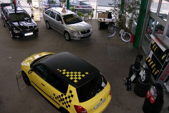 Im Ausstellungsraum wird neben Fahrzeugen auch allerhand Zubehör angepriesen. Verkauf und Service bilden auch optisch eine Einheit. (Archiv: Vogel Business Media)