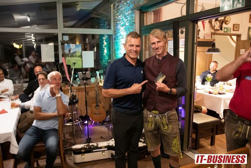 Glücksfee Tobi Angerer hat Pascal Cronauer von Logpoint zu einem 300€ Gutschein vom aja Resort verholfen. (Stephan Dietl)