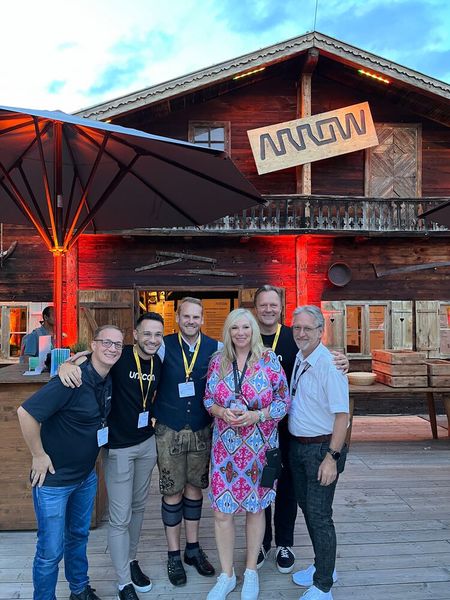 Uli Schmidbauer mit (v. l.) Patrick Davis (Arrow), Nicolai Stößer, Denis Brendelberger und Mads Skalbo (Unicon) und Bernhard Gruber (Arrow.). (Bild: Vogel IT-Medien )