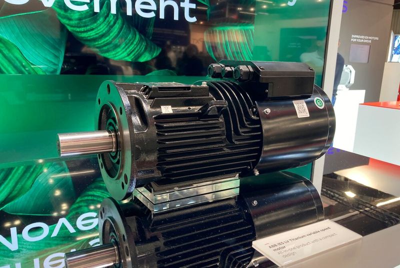 Niederspannungsmotor „Titanium“ von ABB: IE5-PM-Motor im System mit kompaktem Frequenzumrichter. (Bild: Stefanie Michel)