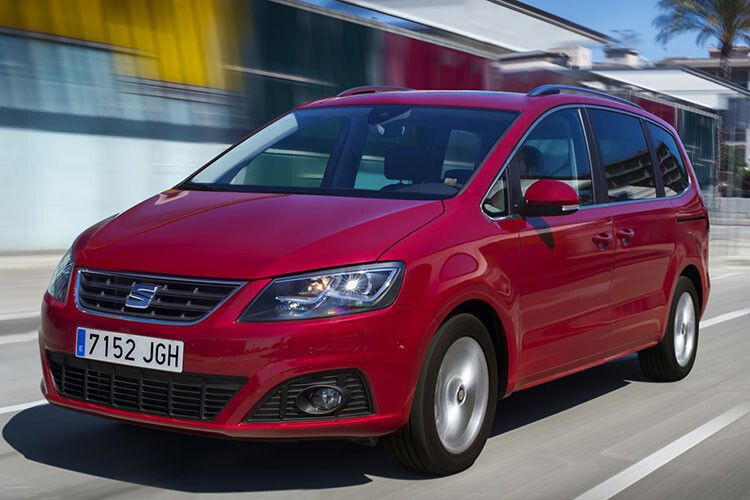 Das neue Seat-Logo ziert die Front des Alhambra. (Foto: Seat)