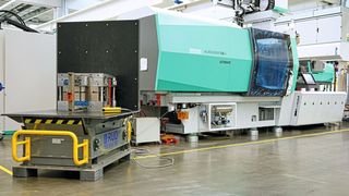 Ein Plus an Arbeitssicherheit und Effizienz: Der Wendetisch RUD Tecdos TM im Einsatz bei Arburg.  (Bild: Ingo Jensen/RUD)