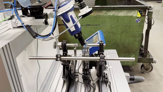 Bild 3: So sieht die automatisierte Bestückung für das Beispiel des Dreh- und Fräsunternehmens IWN aus, bei dem das „RICE“-System zuvor manuellen Prüfaufwand Geschichte werden ließ.(Bild:  Fraunhofer IOSB)