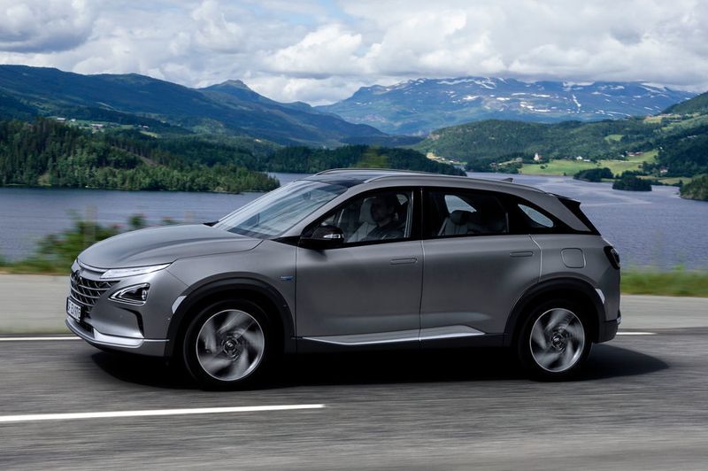 Das Wasserstoff-Auto bleibt also auch im Jahr 2018 noch eine Alternative für Pioniere, die allerdings deutlich weniger Kompromisse in Kauf nehmen müssen als Batterielektro-Fahrer.  (Hyundai)