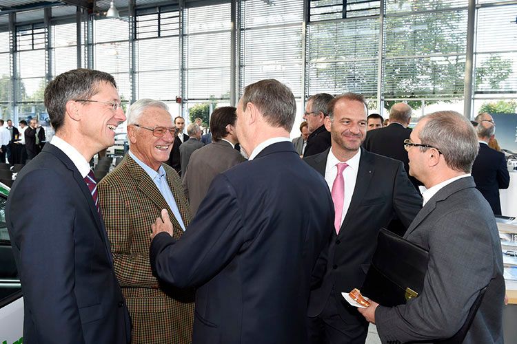 Die Gesellschafter des Autohaus Karl Russ im Gespräch mit Vertretern der Politik. (Foto: Autohaus Karl Russ)