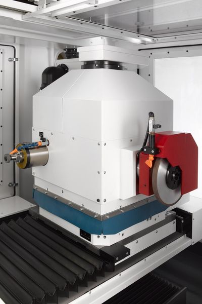 Bild 4: Außerdem ermöglicht der direkt angetriebene Schleifspindelrevolver den Einsatz von vier Schleifspindeln und einem Messtaster, berichtet der Hersteller. (Bild: Studer)