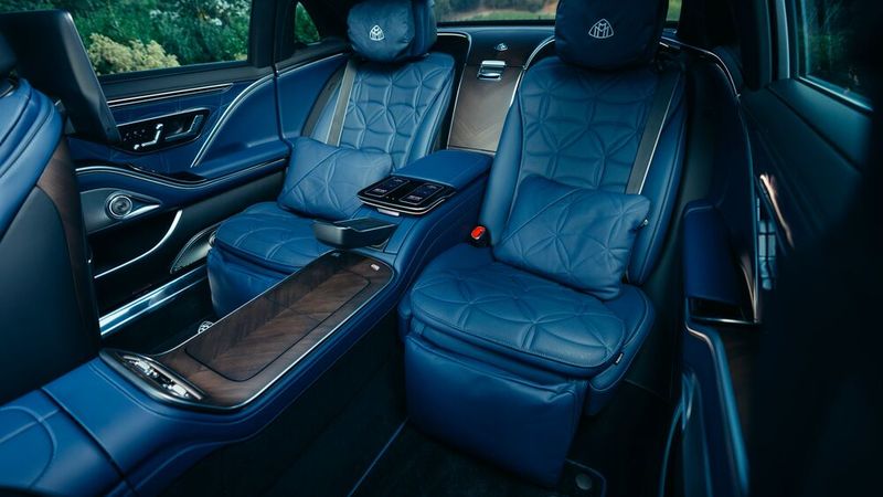Die Beinfreiheit im Fond ist 14 Zentimeter üppiger, das beeindruckende Gesamt-Gardemaß beträgt 5,48 Meter. (Bild: Mercedes-Benz)