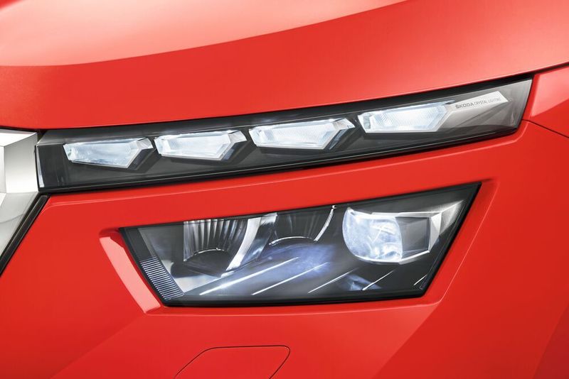 Zurück zum Kamiq: Optisch unterscheidet er sich in der Front-Ansicht vom Scala unter anderem durch den zweigeteilten LED-Frontscheinwerfer. (Skoda)