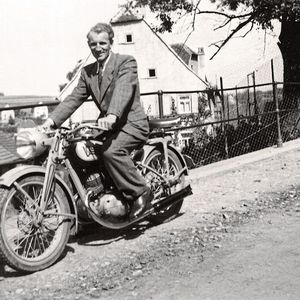 1949: Gründung von Azo durch Adolf (im Bild auf dem ersten Firmenfahrzeug) und Marianne Zimmermann in Osterburken