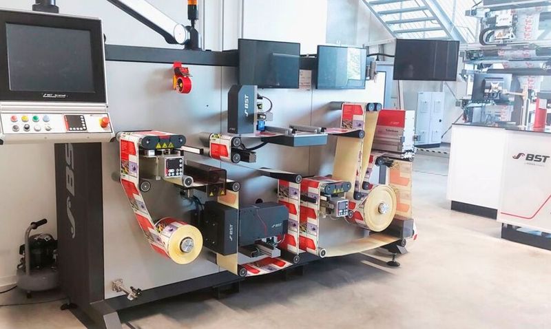 Hier wird eine Bahnlaufregelung im Showroom von BST in Bielefeld demonstriert. (Bild: BST)