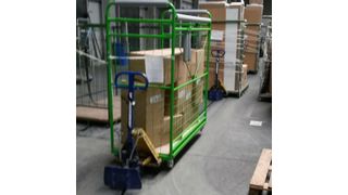 Die speziell auf den Einsatzzweck zugeschnittenen Logistikboxen sind an den Seiten vollständig und an der Rückwand bis zur halben Höhe mit einer engen Vergitterung versehen, sodass auch kleine Teile nicht herausfallen können. (Bild: Koch Lagertechnik)