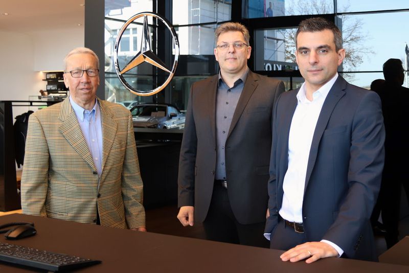 Freuen sich auf ihr neues Autohaus (v.l.): Die Geschäftsführer Dietrich Kloz und Dieter Schlatterer sowie Verkaufsleiter Alfonso Torchia.  (Bild: Autohaus Kloz)