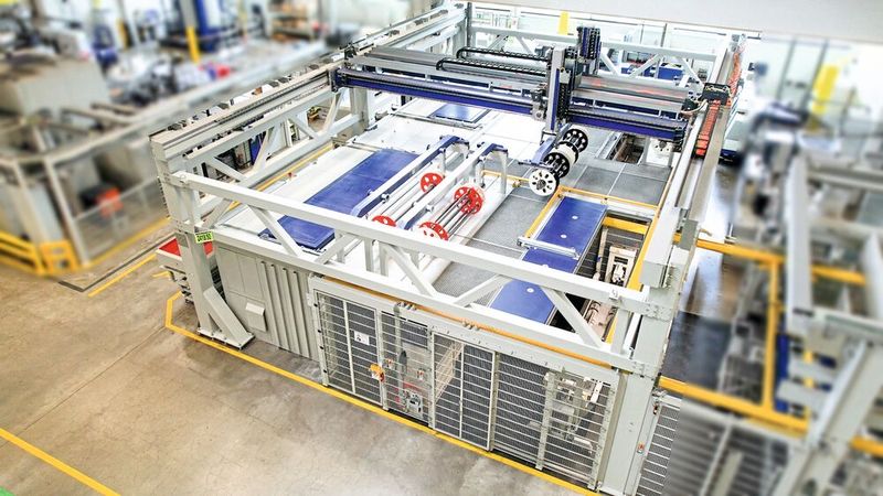 In der vollständig automatisierten Polierzelle – bestehend aus zwei Trogvibratoren, einer Reinigungsanlage, der Bestückungsstation und einer vollautomatischen Zentrifuge «Z 1000» – transportiert ein Portalsystem Extruderschnecken. (Bild: Rösler)