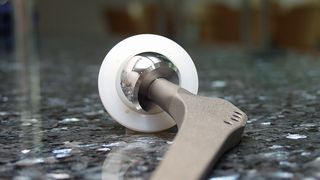 Hüftimplantat: Mittels Strahltechnik lassen sich maßgeschneiderte Oberflächeneigenschaften erzielen. (Bild: BVMed/Zimmer)