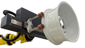 In a painting system at Eisenmann, an industrial robot with a gripper handles rims of different sizes and weights. Precise drive technology from Stöber is used in the process. (Image: Stöber Drive Technology GmbH + Co. KG)