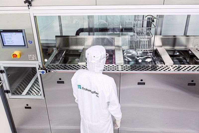 Definierte Umgebungs- und Handlingsbedingungen, beispielsweise ein Sauber- oder wie hier ein Reinraum, sind bei Feinstreinigungsanwendungen unverzichtbar, um hohe Sauberkeitsvorgaben zu erfüllen. (Bild: Fraunhofer-IPA)