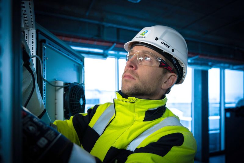 Experten von Bilfinger installieren und warten Elektro-, Mess- und Regeltechnik beim Kunden. (Bild: Bilfinger)