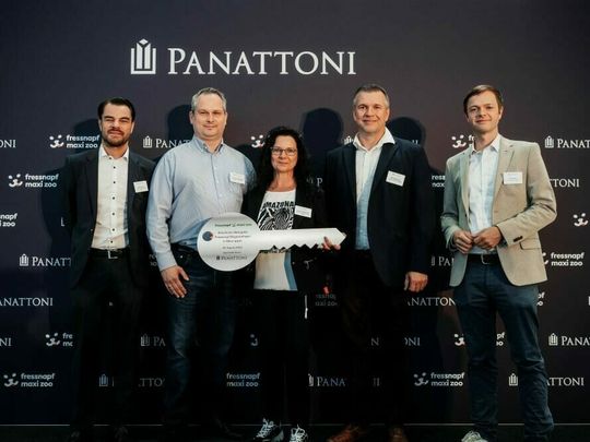 (Teilnehmer bei der Übergabe des Logistikstandorts in Neuruppin (v.l.n.r.): Daniel Oetjen (Panattoni Deutschland), Christian Buschmann (Fressnapf Logistik GmbH), Annett Stockmann (Fressnapf Logistik Neuruppin GmbH), Landrat Ralf Reinhardt (Landkreis Ostprignitz-Ruppin) und Bürgermeister Nico Ruhle (Fontanestadt Neuruppin). Bild: Panattoni)