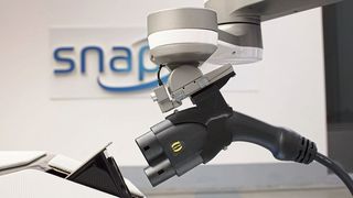 „Miro Snap“: Um auch selbstständig die Batterie wieder aufzuladen, zeigt Harting gemeinsam mit Kuka eine entsprechende, robotergesteuerte Ladestation. (Dingo Photo/Harting)