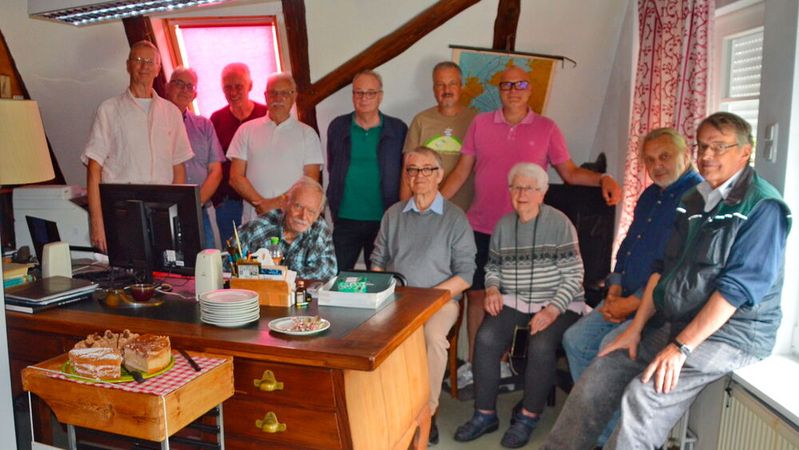 F-Kubik sind (v. l.) Ulrich Knaack, Peter Kurze, Rainer Manthey, Eckhart Bartels, Dr. Wolfgang Kaese, Burkhard Schäfer, Christian Ludewig (hintere Reihe) sowie Halwart Schrader, Peter Kurze, Mila Schrader, Achim Weise, Horst-Dieter Görg (vodere Reihe).(Bild:  F-Kubik)
