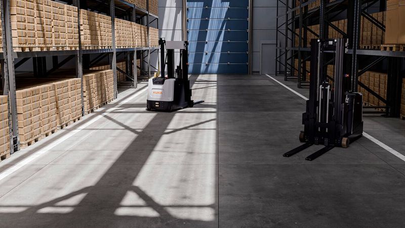 Mit seiner Bauweise eignet sich der KMF 1500P-CB für die stabile und flexible Handhabung geschlossener und offener Paletten. (Bild: Kuka)