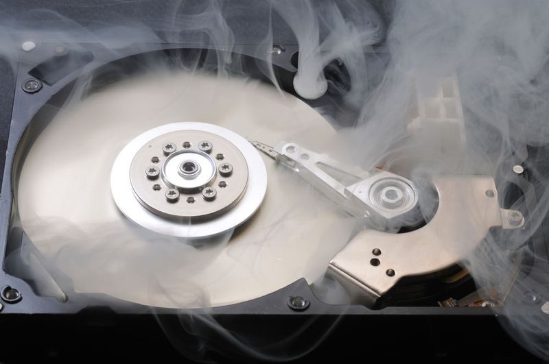 10. Sonnenstich im Serverraum (Deutschland): Ein kleines deutsches Unternehmen führte Renovierungsarbeiten an seinem Bürogebäude durch – auch am Serverraum. Dabei entdeckte der Admin der Firma eines Freitags, dass die Planen, die den Server abdeckten, den Staub nicht zuverlässig abhielten. Daher beschloss er, den Server in einen Raum zu verlegen, der sich abseits der Renovierungsarbeiten befand. Doch nach einem sehr warmen und sonnigen Wochenende musste er montags feststellen, dass sich keiner der Mitarbeiter mehr am Server anmelden konnte. Die Ursache dafür war schnell gefunden: Ein Kollege hatte die Klimaanlage in dem Übergangs-Serverraum abgeschaltet, um das Eindringen von Staub zu verhindern. Dies verkraftete der Server natürlich nicht und starb den Hitzetod. Kroll Ontrack konnte 99 Prozent der Daten wiederherstellen. (Bild: Kroll Ontrack)