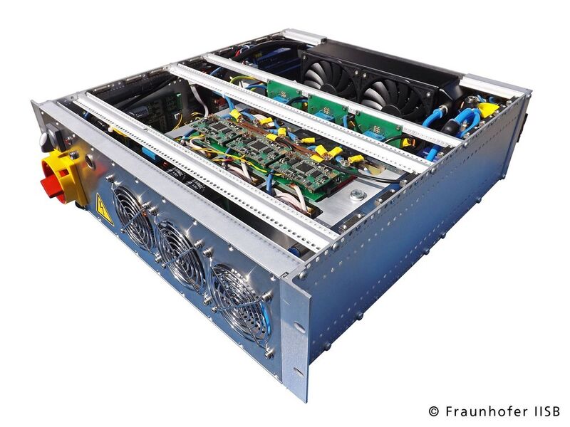 Auf der PCIM Europe 2014 in Nürnberg präsentiert das Fraunhofer IISB eine Palette von leistungselektronischen Produkten für die Energieversorgung – darunter ein 200-Kilowatt-DC/DC-Wandler mit einer Leistungsdichte von über 140 Kilowatt pro Liter. (Fraunhofer IISB)