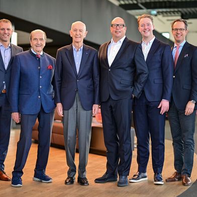 Haben die Übernahme der Autohof Reimers GmbH durch die Rosier-Gruppe besiegelt: (v. l.) die Geschäftsführer der Autohof Reimers GmbH Manuel Voß, Gunter Reimers und Gerd Reimers mit Heinrich Rosier (Geschäftsführender Gesellschafter Rosier-Gruppe), Paul Rosier (Direktor Organisation/COO Rosier-Gruppe), Nico Reimers (Geschäftsführer Reimers Holding GmbH) und Marc Heinen (Geschäftsführer Rosier-Gruppe). (Bild: Oliver Pohl)