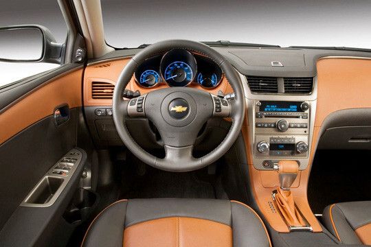 Der Diesel bietet u.a. Klimaautomatik, Touchscreen-Navi und 17-Zoll-Felgen. Die Benziner-Variante verfügt zusätzlich über Xenonlicht, Ledersitze und ein elektrisches Glas-Schiebedach. (Foto: Chevroelt)