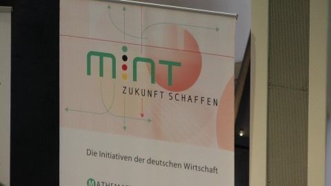 263 Teilnehmer wie Wirtschaftsvertreter oder Eltern sowie acht Schulklassen aller Formen mit ihren Lehrern und Kindergärten kamen zur MINT Talentschmiede ins Deutsche Museum in München.
 (Archiv: Vogel Business Media)