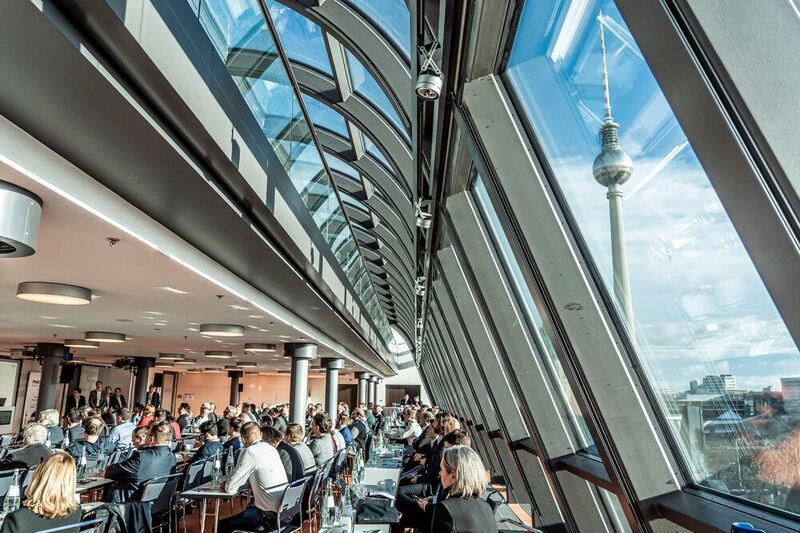 Veranstaltungsort des Macmon-Partnertags: das Hotel Radisson Blu in Berlin, mit Blick auf den Fernsehturm (Macmon)