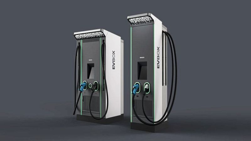Mit der „EVBox Troniq 100“ (l.) sowie der ultraschnellen Ladestation Ultroniq (r.) sind Ladevorgänge mit bis zu 100 beziehungsweise 350 Kilowatt möglich. (EVBox)