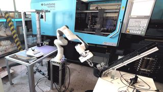 Beim Projekt „QuKu-ML“ programmierten die Forscherinnen und Forscher der TH Köln einen Roboter als zentrale Automatisierungseinheit und führten Tests zur Qualitätskontrolle durch. (Bild: Cologne Cobots Lab/TH Köln)