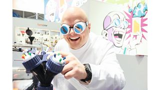 Abb.1: Laborsicherheit geht auch mit Humor: Jan Rittgasser, Marketing-Chef von SCAT, spielt bei einem Messeauftritt vor einigen Jahren den „verrückten Professor“ – das Markenzeichen des Unternehmens. Im Vordergrund ist ein frühes Modell der Safety-Caps zu sehen. (Bild: SCAT)