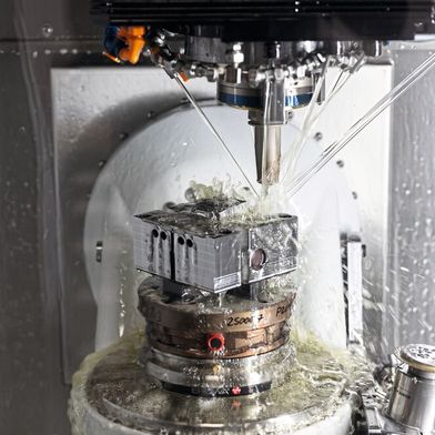 Modernste Maschinentechnologie, beste Werkzeugaufnahmen und Hochleistungswerkzeuge, kombiniert mit feinstem Prozess-Knowhow optimieren bei toolcraft die Fertigung. (Bild: Zecha)