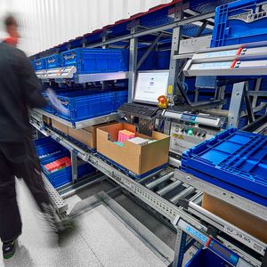 Ein weiterer Garant für die lange Haltbarkeit von Witron-Logistikanlagen sind flexibel konzipierte Piece- und Case-Picking-Systeme.(Bild:  Witron)