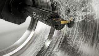 Zeitsparer! Hier sieht man einen der neu konzipierten „Silent Tools“-Adapter von Sandvik Coromant im Einsatz beim Innendrehen. Zu den Besonderheiten gehört nun, dass der Dämpfer automatisch an den gewünschten Frequenzbereich angepasst werden kann, wie es dazu heißt. (Bild: Sandvik Coromant)