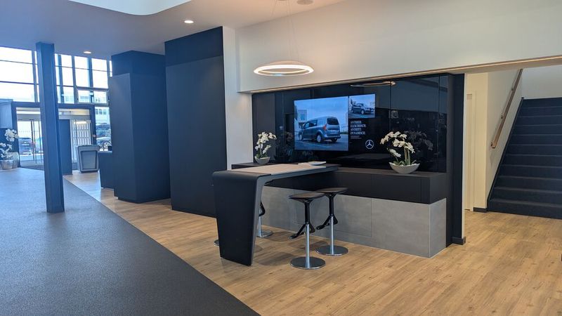 Das Van Center Spandau wurde Ende November 2024 nach eineinhalbjähriger Umbauphase wieder eröffnet. Die graue Oberfläche an den Möbeln unterscheidet in der Mercedes-Welt ein Van- vom Pkw-Center. Bei Letzterem ersetzt eine Holz-Oberfläche die Grauzone. (Bild: Simon – VCG)