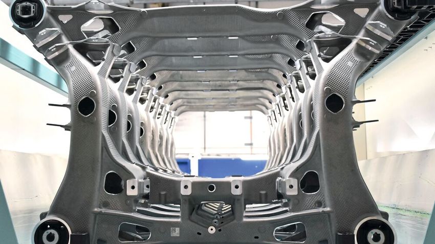 Am Standort Pilsting (Bayern) fertigt Rübig Aluminium Hinterachsträger für einen Premium-Automobilhersteller vom Aluminiumguss-Rohteil bis zur einbaufertigen Baugruppe. (Bild: P. Kemptner)