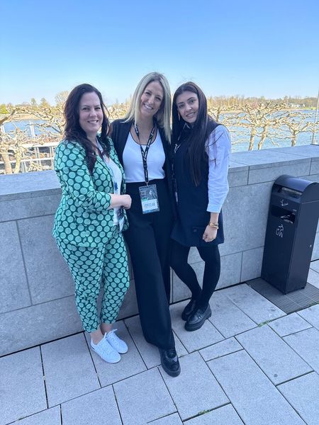 (v. l.) Caroline Krupka (Infinigate) mit Alexandra Kutsidimova und Kristina Karova (Progress Software) (Bild: Vogel IT-Medien GmbH)